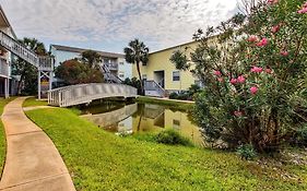 Renovated Pensacola Beach Condo With Community Pool!